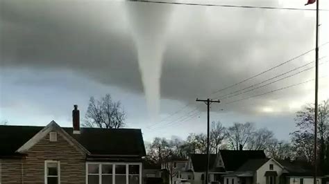 Multiple Tornadoes Touched Down In Illinois Us Dec 1 2018 Youtube