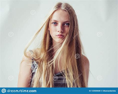 Belle Fille Blonde De Femme Avec De Longs Cheveux Blonds Lisses Et Beau