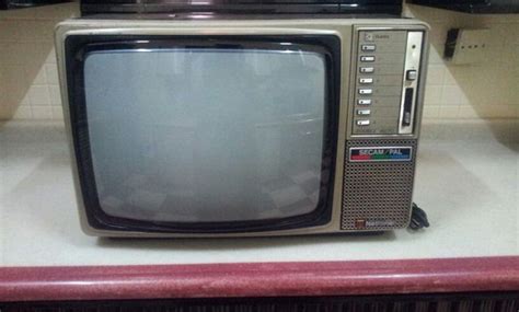 تلفزيون قديم و فيديو قديم شريط صغير