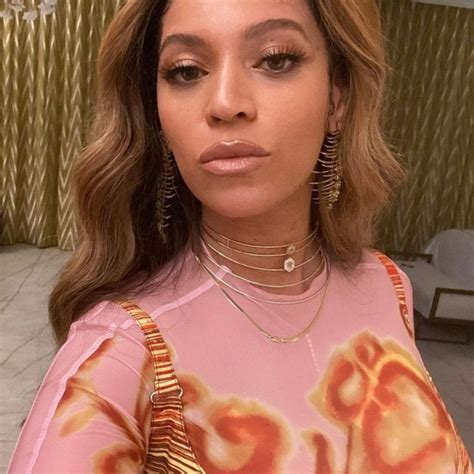 Beyonce Knowles Showed Off A Seductive Look In Pink Style Photos