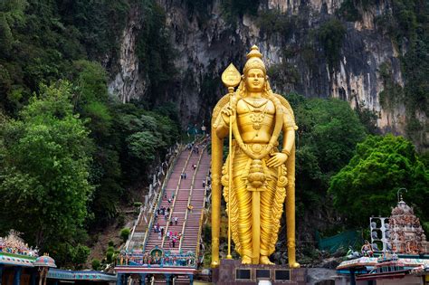 Tempat ini dinamai dari sungai batu, yang mengalir melewati bukit. Batu Caves - The Mystical Batu Caves Temple in Kuala Lumpur