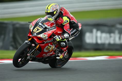 oulton bsb byrne smashes his way to pole with fastest ever lap bikesport news