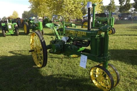 VINTAGE John Deere TRACTORS Antique John Deere Tractors Models