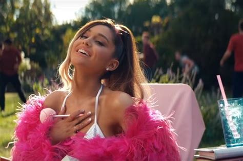 ניסיתי את הבשמים של אריאנה: Thank You, Next: הקליפ החדש של אריאנה גרנדה נוסטלגי בקטע רע