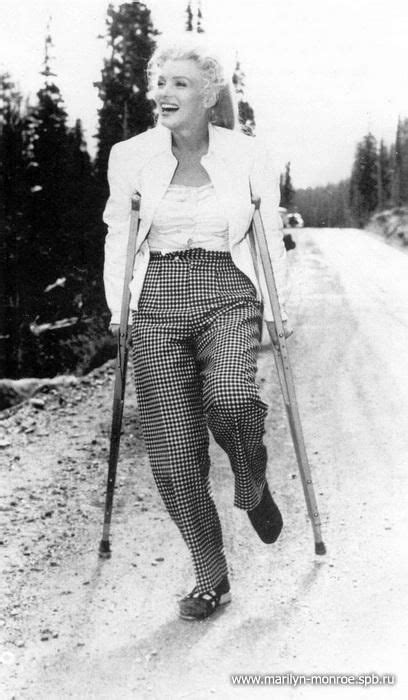 Rare Photo Of Marilyn When She Injured Her Ankle On The Set Of River