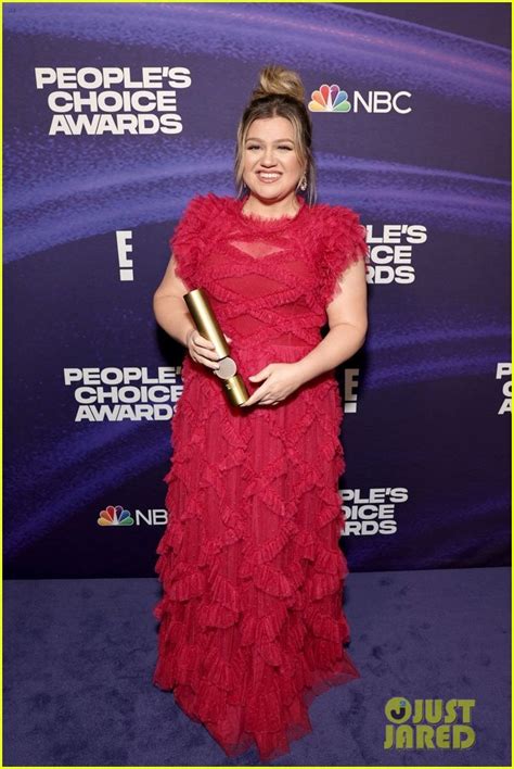 Kelly Clarkson Enjoys Date Night With Daughter River At Peoples Choice Awards 2022 Photo