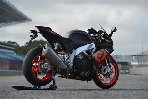 The rsv4 makes enough power that i was able to use 2nd gear off each of the tighter corners at cota. Racing Cafè: Aprilia RSV4 RR 2017