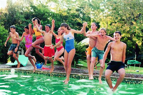 Als Tiener Met Je Vriendjes Zwemmen Nu Even Niet ZwembadBranche
