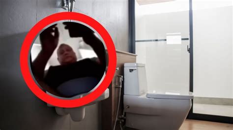Video El profesor está en el baño maestro olvida apagar su cámara