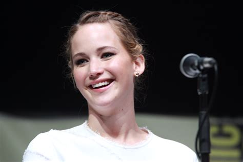 Jennifer Lawrence Comforts Crying Fan At ‘hunger Games Catching Fire