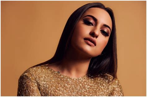 Sonakshi Sinha ఆన్‌లైన్ వేధింపులపై సీరియస్సోనాక్షి సిన్హ కీలక నిర్ణయం Bollywood Actress