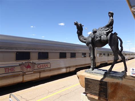 It embodies the hardy outback of the northern territory's red centre, and is a travel hub for sights and hikes in the region. Australien Cross Over: Vom Ayers Rock bis nach Sydney