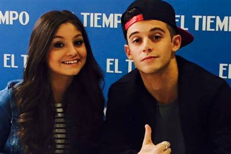 Zabawa polega, że karol ma pytanie dotyczące rugge i musi odpowiedzieć coś związany o nim lub na odwrót rugge na. Soy Luna, Karol Sevilla e Ruggero Pasquarelli non fanno ...