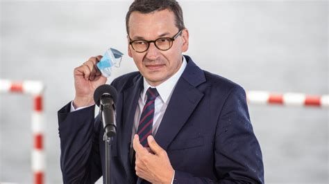 Liczba osób przebywających na targu nie może być większa niż trzykrotność liczby punktów handlowych. Rząd luzuje kolejne obostrzenia. Będą zmiany na ulicach i stadionach - Wiadomości