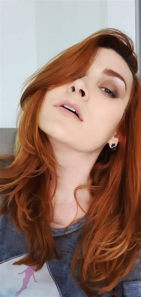 Selfie De Ruiva Com Cabelo Repicado E Brinco De Gato Redhead Selfies
