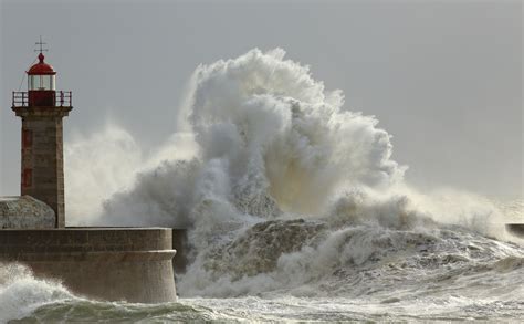 Translation of 'tempête' by nekfeu from french to english. Coup de vent en Bretagne : des rafales jusqu'à 112 km/h ...