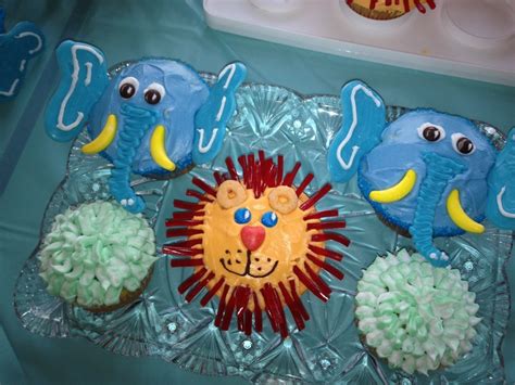 Zoo animal themed baby shower. All toppings are edible. | Animal baby