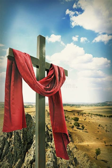 Cruz De Madera Con El Paño Rojo Imagen De Archivo Imagen De