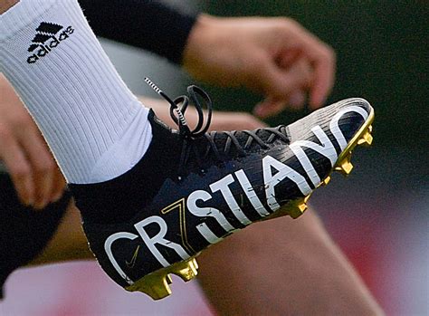 Ebay kleinanzeigen cristiano ronaldo cr7 handsigniert nike fußballschuh zertifikat. Cristiano Ronaldo präsentiert brandneue eigene Nike ...