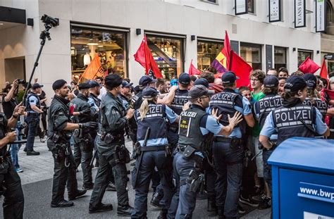 Even if antifa is not a designated terror organization, fbi director chris wray has made clear that it's on the. Nach Antifa-Demo in Stuttgart: Aggressiver Polizist unter ...