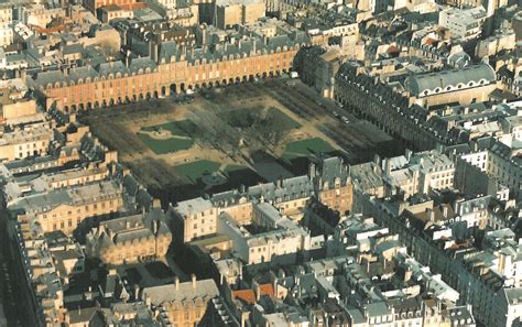 L'ancienne place Royale (1605-1612), actuelle place des Vosges | Place des vosges, Vosges, Place