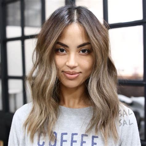 To flatter your olive skin, try this dark brown hair with hints of light color. Pin by JOHANNA VELECELA on HAIRSTYLES in 2019 | Balayage ...