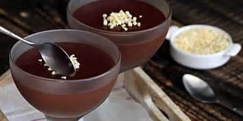 Untuk menikmati puding spesial ini, tentu saja kamu tidak harus selalu beli di luar. Resep Puding Coklat Susu Saus Vla Creamy Tanpa Agar-Agar