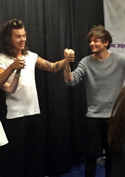 Larry Stylinson Holding Hands 2015 Larry Larry Stylinson Louis And Harry