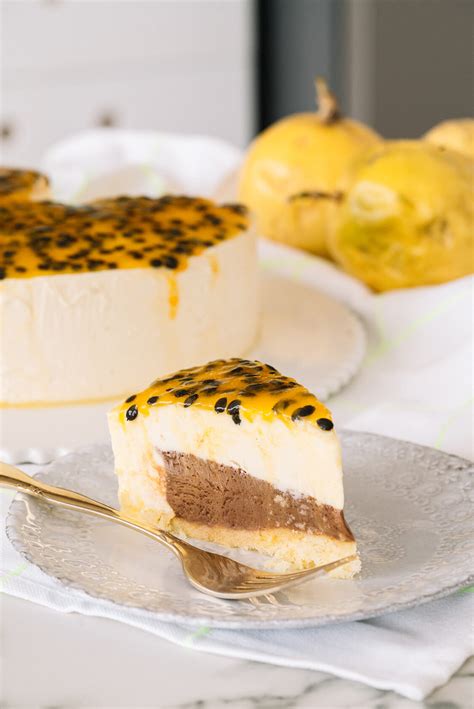 Leve à geladeira até ficar firme. Bolo Mousse de Maracujá com Recheio de Chocolate
