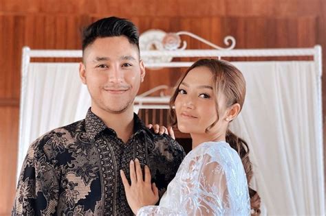 Yuk, baca sekarang di kanvas dan dukung kreatornya! Sweet sangat! "Setiap hari adalah 14 Februari" - Siti ...