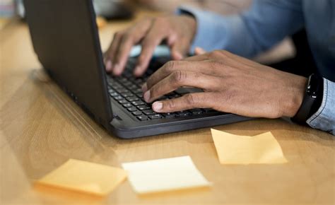 Hombre Usando Laptop Para Trabajar En La Oficina Foto Premium