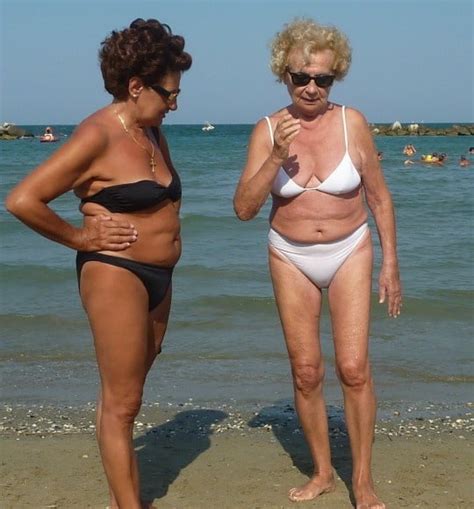 Granny bikini galerie Nackte Mädchen und erotische Fotos