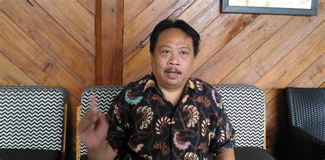 Dorongan moral adalah kebijakan yang dilakukan bank sentral untuk mempengaruhi jumlah uang yang beredar. Mengapa Rizal Ramli Kuatir Kebijakan Cetak Uang Di Tengah Moral Hazard?