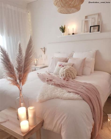 Dormitorio con decoración en tonos rosa y nude e iluminación con velas Comfy Bedroom Decor