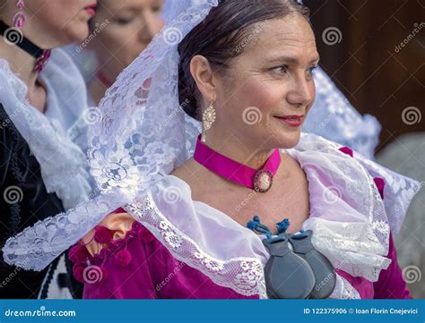 Bailarín Maduro Español De Las Mujeres En Traje Tradicional Foto Editorial Imagen De Pista