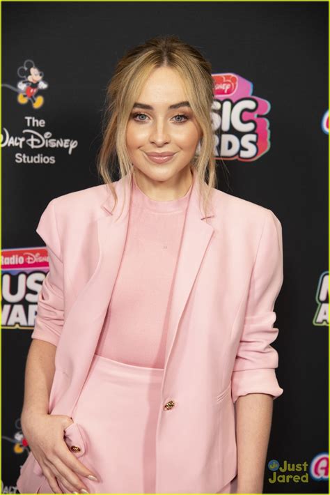 Full Sized Photo Of Sabrina Carpenter Pink Suit Rdmas 2018 03 Sabrina