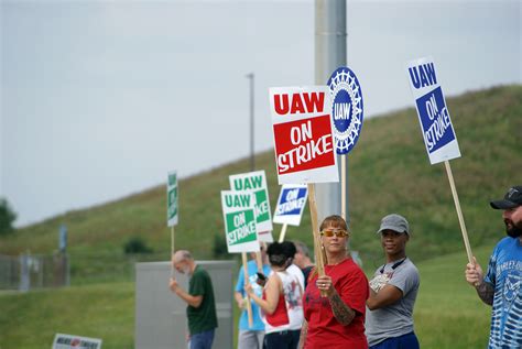 Uaw Workers Strike At Largest Gm Facility In Indiana