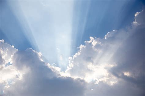 Hermoso Rayo De Sol Detrás De La Nube Y El Cielo Azul Foto Premium