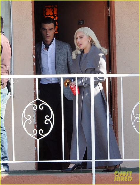 Lady Gaga Makes Out With Finn Wittrock On Ahs Hotel Set Photo 3505157 American Horror