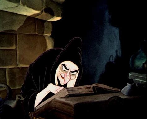 Pour leur donner une leçon, elle les maudit pour qu'ils se transforment en nains verts chaque fois que les gens les. Disney blanche neige 7 nains