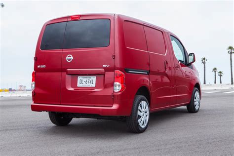 It's got a modern look with distinctive touches inside and 2021 nv200 s vs. 2021 Nissan NV200 Compact Cargo: Review, Trims, Specs ...