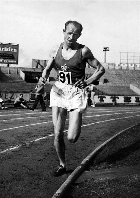 Emil zatopek (sq) atleta cecoslovacco (it). Emil Zatopek, czech runner during a 5000 - en reproduction ...