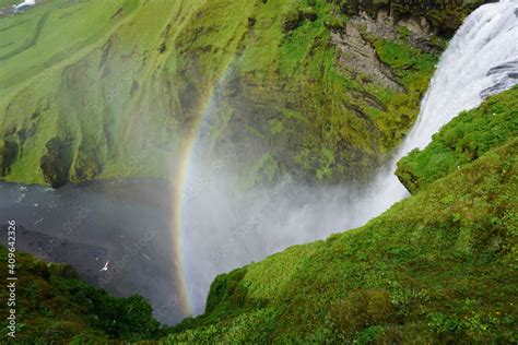 Der Wasserfall Skogafoss Im Süden Von Island Mit Regenbogen Stock 写真 Adobe Stock