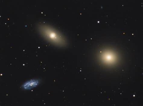 Messier 105 Ngc 3371 Und Ngc 3373 Spektrum Der Wissenschaft