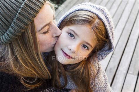 Madre Besando Hija En La Mejilla Alto ángulo Retrato — 35 A 39 Años