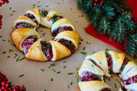 Your guests arrive but christmas dinner is not quite ready yet. Vegan Holiday Wreath Appetizer | Vegan christmas dinner, Christmas dinner recipes easy, Vegan ...