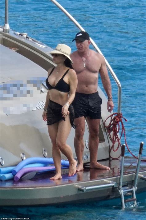 Amazon Billionaire Jeff Bezos And His Bikini Clad Girlfriend Lauren