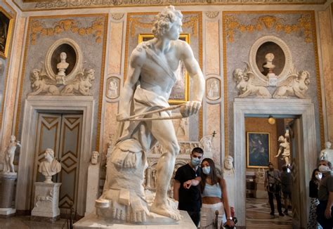 El Público Vuelve A Contemplar Las Esculturas De Bernini En La Galería