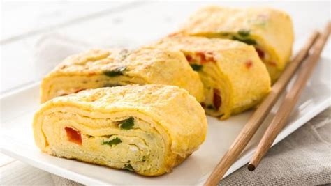 Cara menggoreng telur gulung : Telur Gulung VS Tamago, Ini Perbedaannya Menurut Chef Juna