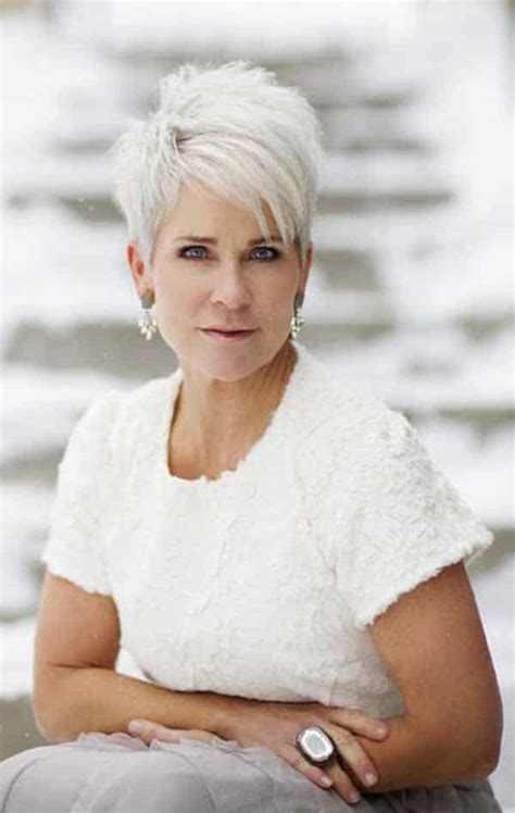 Have you thought of a blush color for your short hair that is quite easier to maintain? 25 Classic And Easy Short Hairstyles For Women Over 50